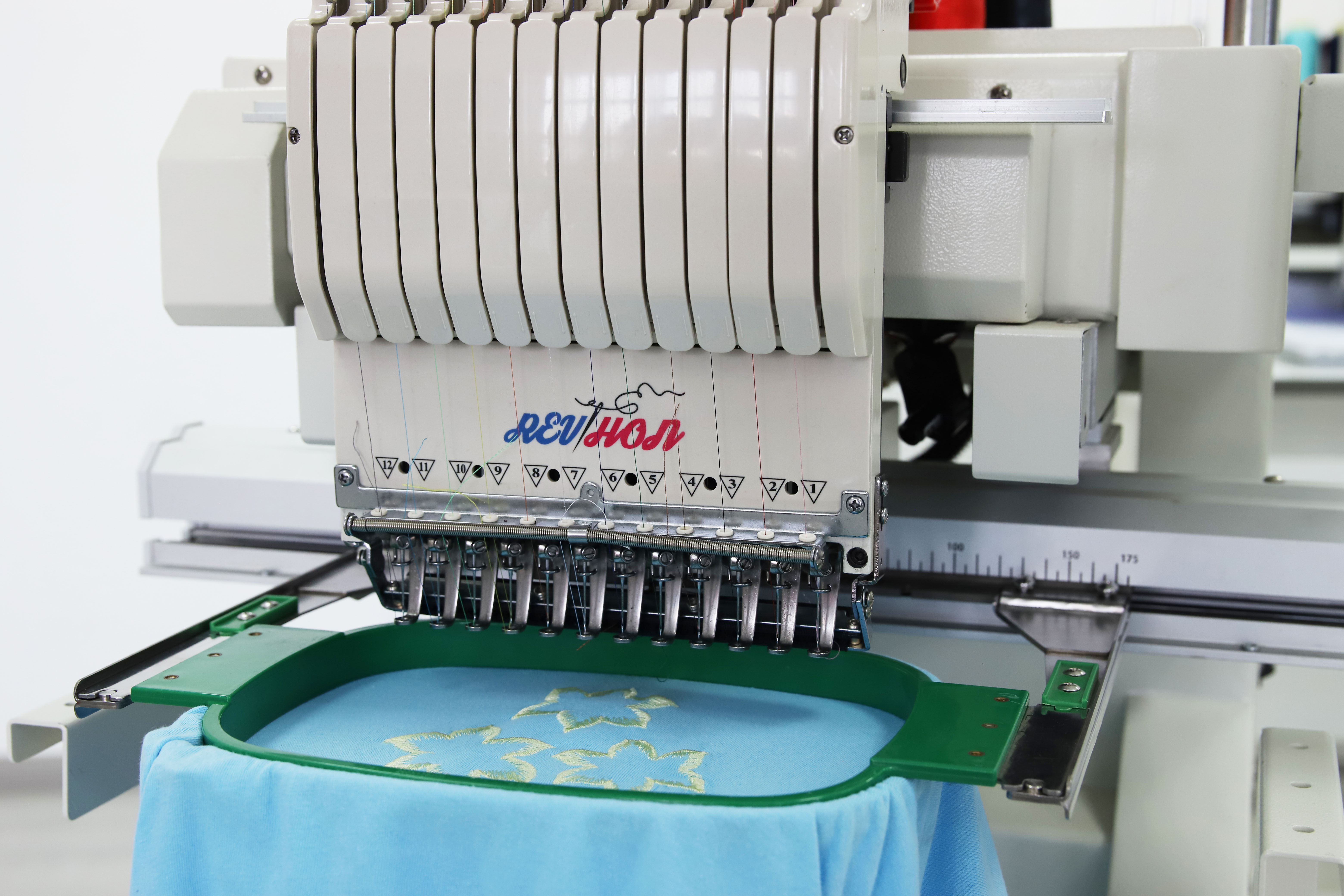 Machine &agrave; broder informatis&eacute;e &agrave; t&ecirc;te unique, chapeau, T-shirt, Machine &agrave; broder