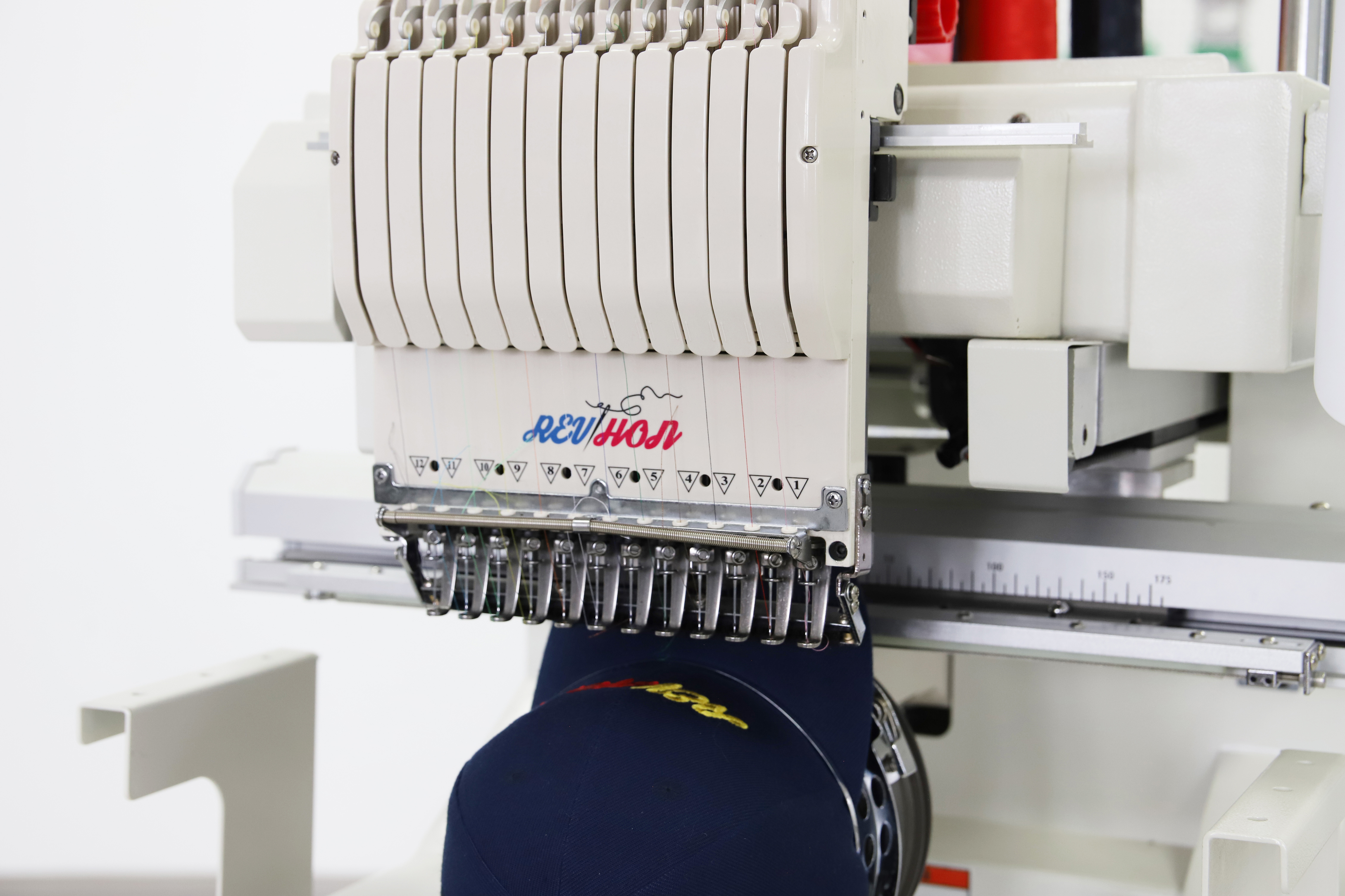 Machine &agrave; broder informatis&eacute;e &agrave; t&ecirc;te unique, chapeau, T-shirt, Machine &agrave; broder
